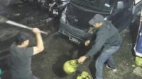 CCTV Pencurian Gas 3 Kg di Kota Yogyakarta Viral, Pelaku Dipukul Stik Golf dan Dikepung Warga CCTV Pencurian Gas 3 Kg di Kota Yogyakarta Viral, Pelaku Dipukul Stik Golf dan Dikepung Warga