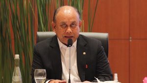 Badan Gizi Nasional (BGN) memberikan klarifikasi terkait periode penyaluran dana program Makan Bergizi Gratis (MBG). BGN menegaskan bahwa setiap Satuan Pelayanan Pemenuhan Gizi (SPPG) menerima alokasi dana sebesar Rp500 juta untuk masa operasional per 12 hari. Langkah ini diambil untuk meluruskan kesimpangsiuran informasi yang beredar sebelumnya mengenai periode alokasi anggaran program unggulan tersebut. “Dalam rangka transparansi dan akurasi informasi publik, kami sampaikan bahwa setiap SPPG menerima alokasi sekitar Rp500 juta per dua belas hari,” ujar Kepala Biro Hukum dan Humas BGN, Khairul Hidayati, dalam keterangan resminya di Jakarta, Sabtu (28/2). Khairul menjelaskan bahwa mekanisme penyaluran dana dilakukan secara langsung dari pemerintah pusat ke tiap SPPG, tanpa melalui perantara pemerintah daerah. Strategi ini diambil agar dana MBG dapat langsung menjadi mesin penggerak ekonomi lokal di tingkat paling bawah secara merata. Selain memastikan gizi anak sekolah, peredaran dana ini diklaim memberikan kepastian pasar bagi produk-produk pertanian lokal. Hal ini diharapkan mampu mendongkrak sektor produksi pangan di daerah. “Dampaknya positif pada sektor produksi, termasuk peningkatan Nilai Tukar Petani (NTP) yang kini rata-rata mencapai 125. Ini memberikan ruang bagi investasi dan kesejahteraan keluarga petani di daerah,” jelas Khairul. BGN menegaskan komitmennya untuk terus menjaga akurasi data dan transparansi informasi agar program MBG dapat dipertanggungjawabkan kepada masyarakat luas. “Kami berkomitmen untuk selalu menghadirkan informasi yang tepat dan dapat dipertanggungjawabkan kepada masyarakat,” pungkasnya. (*)