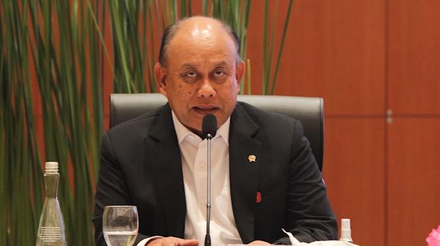 Badan Gizi Nasional (BGN) memberikan klarifikasi terkait periode penyaluran dana program Makan Bergizi Gratis (MBG). BGN menegaskan bahwa setiap Satuan Pelayanan Pemenuhan Gizi (SPPG) menerima alokasi dana sebesar Rp500 juta untuk masa operasional per 12 hari. Langkah ini diambil untuk meluruskan kesimpangsiuran informasi yang beredar sebelumnya mengenai periode alokasi anggaran program unggulan tersebut. “Dalam rangka transparansi dan akurasi informasi publik, kami sampaikan bahwa setiap SPPG menerima alokasi sekitar Rp500 juta per dua belas hari,” ujar Kepala Biro Hukum dan Humas BGN, Khairul Hidayati, dalam keterangan resminya di Jakarta, Sabtu (28/2). Khairul menjelaskan bahwa mekanisme penyaluran dana dilakukan secara langsung dari pemerintah pusat ke tiap SPPG, tanpa melalui perantara pemerintah daerah. Strategi ini diambil agar dana MBG dapat langsung menjadi mesin penggerak ekonomi lokal di tingkat paling bawah secara merata. Selain memastikan gizi anak sekolah, peredaran dana ini diklaim memberikan kepastian pasar bagi produk-produk pertanian lokal. Hal ini diharapkan mampu mendongkrak sektor produksi pangan di daerah. “Dampaknya positif pada sektor produksi, termasuk peningkatan Nilai Tukar Petani (NTP) yang kini rata-rata mencapai 125. Ini memberikan ruang bagi investasi dan kesejahteraan keluarga petani di daerah,” jelas Khairul. BGN menegaskan komitmennya untuk terus menjaga akurasi data dan transparansi informasi agar program MBG dapat dipertanggungjawabkan kepada masyarakat luas. “Kami berkomitmen untuk selalu menghadirkan informasi yang tepat dan dapat dipertanggungjawabkan kepada masyarakat,” pungkasnya. (*)