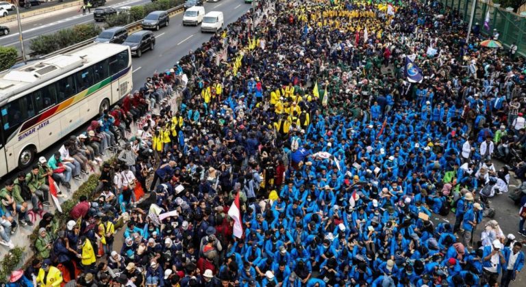 Massa aksi mahasiswa menyampaikan tuntutan di depan kantor pemerintahan