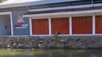 Viral! Bangunan Kopdes Merah Putih di Malang Berdiri di Seberang Sungai Tanpa Akses