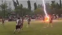 Tragis! Pesepak Bola Thailand Tewas Tersambar Petir Saat Bertanding di Lapangan