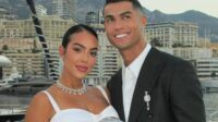 Jakarta, Lini Indonesia - Lebih dari 2.000 penggemar Cristiano Ronaldo mendatangi sebuah gereja di Funchal, Madeira, Portugal. Mereka rela berkumpul dan menunggu di lokasi karena percaya Ronaldo akan menikah secara diam-diam dengan kekasihnya, Georgina Rodriguez.