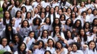 Jakarta, Lini Indonesia - Rambut panjang biasanya menjadi salah satu hal yang dilarang di lingkungan sekolah. Namun, aturan berbeda justru diterapkan di SMA Kolese De Britto, Yogyakarta. Di sekolah khusus laki-laki ini, siswa boleh memelihara rambut gondrong dan mengenakan sandal saat mengikuti kegiatan di sekolah.
