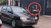 Viral Pria Ngamuk Lempar Batu ke Mobil di Jagakarsa, Polisi Ungkap Identitas Pelaku