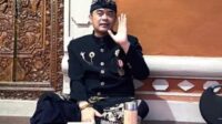Jakarta, Lini Indonesia - Anggota DPD RI asal Bali, Arya Wedakarna, menjadi sorotan setelah menghadiri sebuah acara kontes kecantikan transpuan di Thailand. Kehadiran Arya dalam acara Miss Equality World tersebut diketahui dari sejumlah foto yang beredar di media sosial dan kemudian dikaitkan dengan isu LGBT.